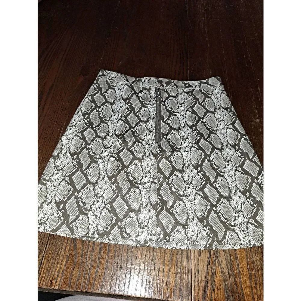 Size 4 Divided HM Grey White Faux Snakeskin Faux Leather Front Zip Mini Skirt